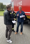 3 Personen stehen vor einem Feuerwehrauto&nbsp;&copy;&nbsp;Samtgemeinde Fredenbeck