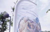 Auftaktveranstaltung Fahne Fahne mit dem Logo des Projekts Gesundheitscampus Fredenbeck